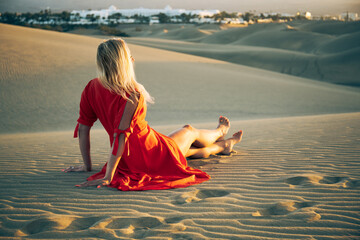 Woman on a gorgeous landscape of the dunes in Gran Canaria!! - 639142940