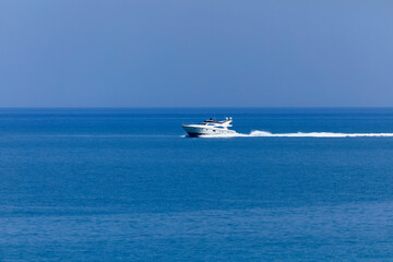 Motoscafo ad alta velocità fotografato a distanza con mare calmo