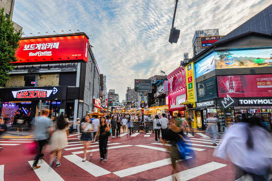 대한민국 서울 홍대거리에 많은 사람들이 모여든 홍대 거리 야경
