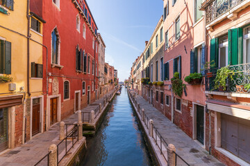 Fototapeta na wymiar Canal side view in Venice