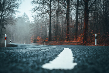 Einsame Straße im deutschen Herbst