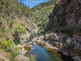 Entre montem montanhas e muitas rochas o rio Paiva em Arouca, Portugal