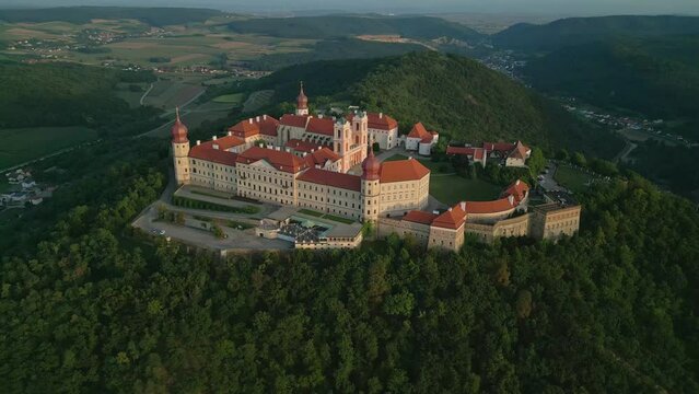 Luftbildaufnahme vom Sonnenuntergang &uuml;ber Stift G&ouml;ttweig in der Wachau