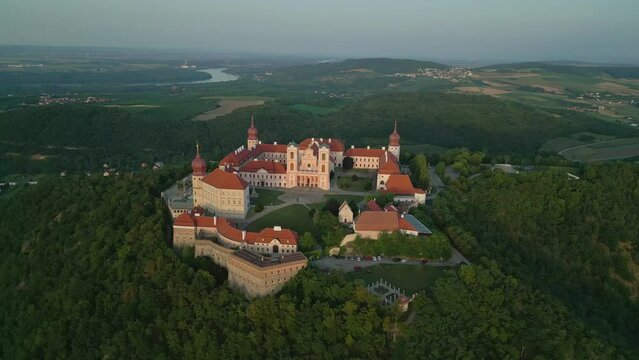 Luftbildaufnahme vom Sonnenuntergang &uuml;ber Stift G&ouml;ttweig in der Wachau