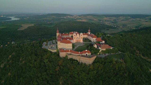 Luftbildaufnahme vom Sonnenuntergang &uuml;ber Stift G&ouml;ttweig in der Wachau