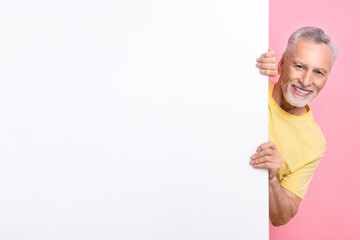 Photo cheerful businessman old money style hiding huge empty space mockup presentation his personal brand isolated on pink color background