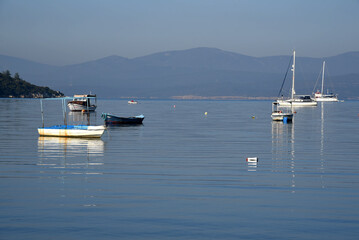 Fototapeta na wymiar Boote an der Küste von Izmir, Türkei