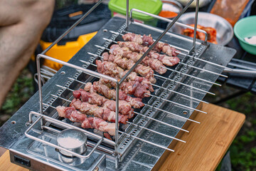 캠핑장에서 챠콜로 익혀먹는 양꼬치구이