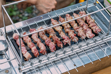 캠핑장에서 챠콜로 익혀먹는 양꼬치구이