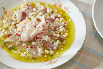 여름 생선인 부시리로 만든 부시리 세비체를 가까이서 본 모습