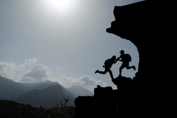 The Brotherhood in High: The Victory of the Mountaineers by Standing Shoulder to Shoulder