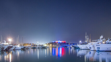 Vue de nuit sur le port Vauban et le fort carré d'Antibes avec ses célèbres yachs