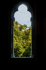 Una finestra di un palazzo storico di Venezia che affaccia su un giardino