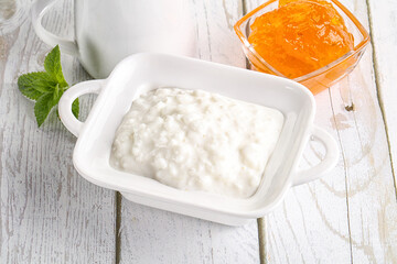 Grain curd with cream and jam