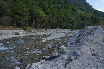 Fototapeta premium Ruscello di montagna con sassi e acqua limpida, italia