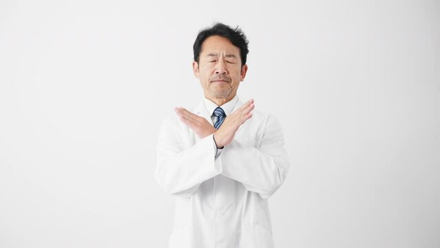 禁止のジェスチャーをするミドル男性　医療イメージ