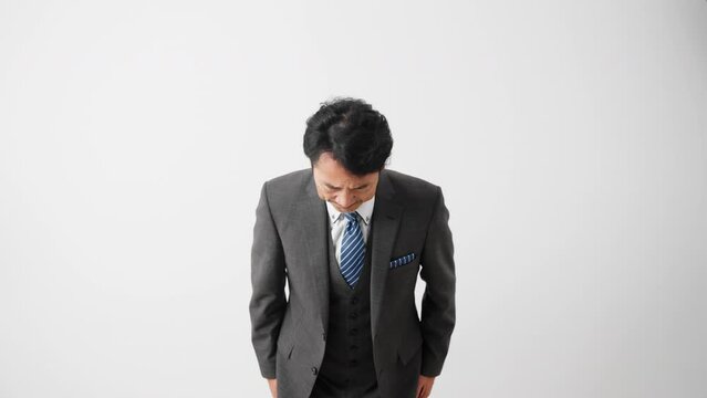 お辞儀をするミドル男性　ビジネスイメージ