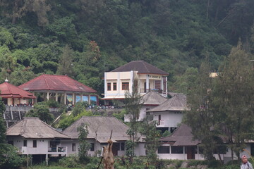 Fototapeta na wymiar house on the slopes of the mountains