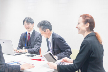 会議室でミーティングをするビジネスパーソン