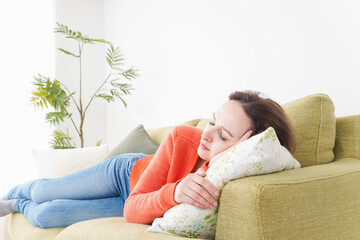 家で仮眠を取る女性