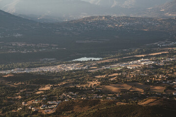 Une carrière avec un lac