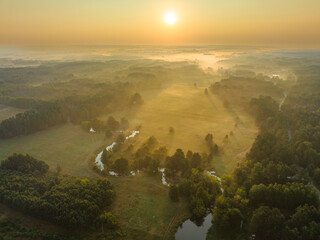 Mglisty poranek nad rzeką o wschodzie słońca   © Piotr