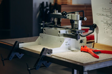 Machine and tools for assembling swiss knives