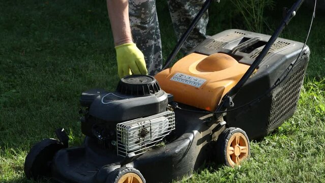 Gasoline lawnmower engine won't start