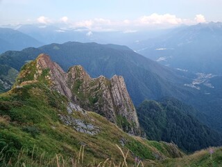 Сделай описание заголовка для фотостока на английском не более 200 символов: 