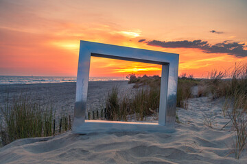 Cadre photo vide au coucher de soleil sur la plage de l'Espiguette au Grau du roi,  Sud de la...