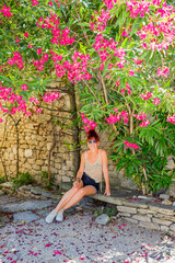 Femme dans le village de Venasque