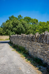 Fototapeta na wymiar Mur de pierres sèches de Gordes en Provence