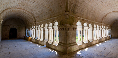 Le cloître de l'Abbaye Notre-Dame-de-Sénanque