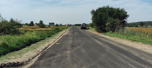 Remont drogi w terenie wiejskim.