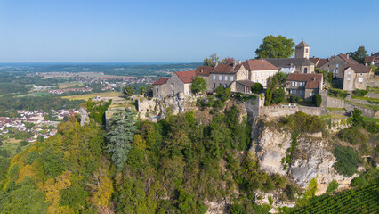 Fototapeta na wymiar Berceau du célèbre Vin jaune, Château-Chalon veille sur ses vignes du haut de la falaise. Ce village classé parmi les plus beaux de france est dans le Jura en Franche Comté
