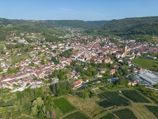 Vue aérienne de la ville d'Arbois en été, située dans le département du Jura en région...