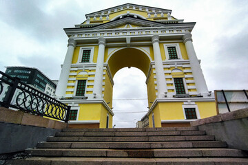 Obraz premium The famous historical Moscow Gate at Irkutsk, Russia. The Triumphal Arch of the Moscow Gate on embarkment of Angara river in the center of Irkutsk city