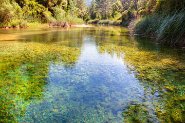 R&iacute;o en calma con aguas transparentes 