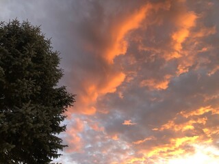Dramatische Wolkenformation in der Abendsonne 