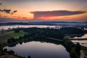 Fototapeta na wymiar Sonnenuntergang an einem See im Schwarzwald