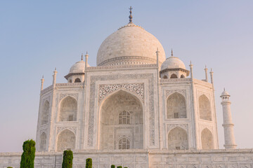 Fototapeta na wymiar The architecture of the Taj Mahal is an ivory-white marble mausoleum on the south bank of the Yamuna River in the city of Agra, Uttar Pradesh, India.