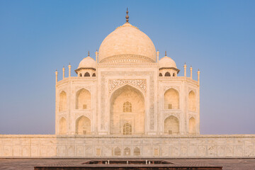 Fototapeta na wymiar The architecture of the Taj Mahal is an ivory-white marble mausoleum on the south bank of the Yamuna River in the city of Agra, Uttar Pradesh, India.