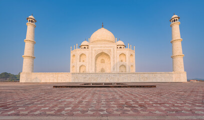 Fototapeta na wymiar The architecture of the Taj Mahal is an ivory-white marble mausoleum on the south bank of the Yamuna River in the city of Agra, Uttar Pradesh, India.