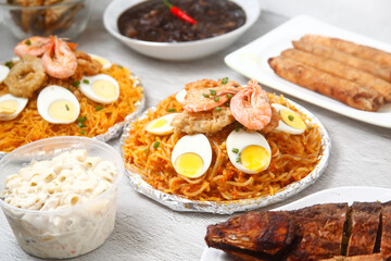 Obraz na płótnie Canvas Freshly cooked Filipino food called Pancit Malabon