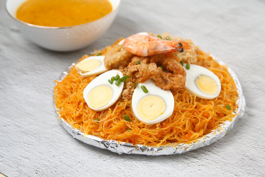 Freshly cooked Filipino food called Pancit Palabok