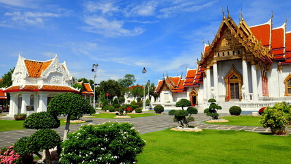 herrlicher buddhistischer Tempel Wat Benchabophit in Bangkok aus weißem Marmor unter blauem Himmel