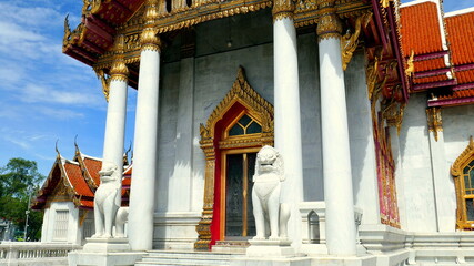 herrlicher buddhistischer Tempel Wat Benchabophit in Bangkok aus weißem Marmor mit großem Löwen