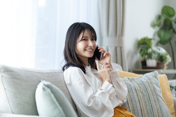 携帯を持つ日本人女性