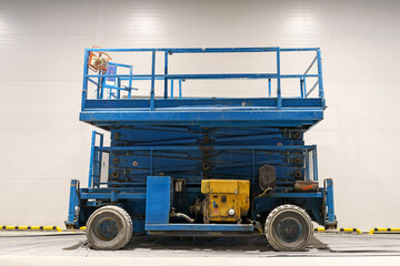 Hydraulic lifting platform on the construction site