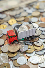 お金 現金 トラック 小銭